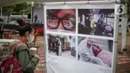 Pengunjung mengamati karya Pameran Fotografi Rekam Jakarta 2019-2020 di Thamrin 10, Jakarta, Jumat (4/12/2020). Pameran yang mengangkat tema Ragam Cerita Ibu Kota Sebelum dan Saat Pandemi COVID-19 tersebut berlangsung hingga 13 Desember 2020. (Liputan6.com/Faizal Fanani)