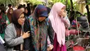 Air mata Uce Sriasih (tengah), istri Didi Widiatmoko alias Didi petet tak berhenti mengalir saat beberapa keluarga mendampinginya berjalan di rumah duka di kawasan Ciputat, Tangsel, Jumat (15/5/2015). (Liputan6.com/Helmi Afandi)