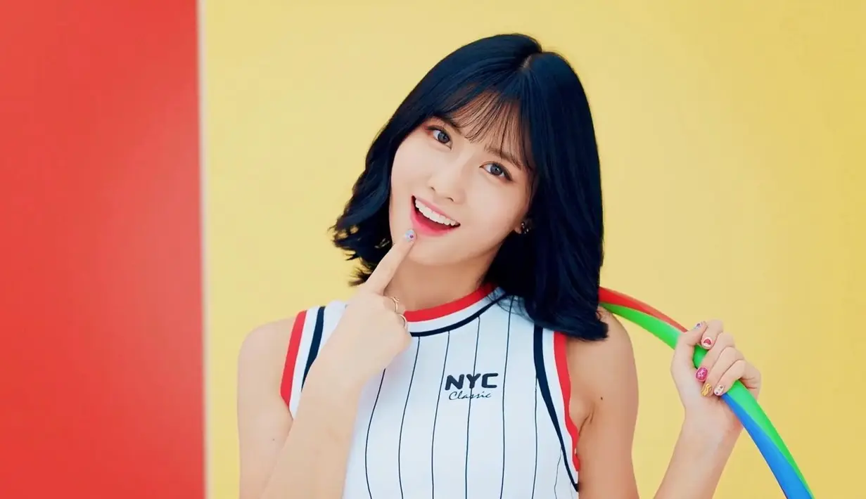 Dan siapa yang menyangka jika selama satu minggu, Momo TWICE tidak makan apa pun. Idol kelahiran 9 November 1996 itu mengaku hanya mengonsumsi es batu. (Foto: scmp.com)