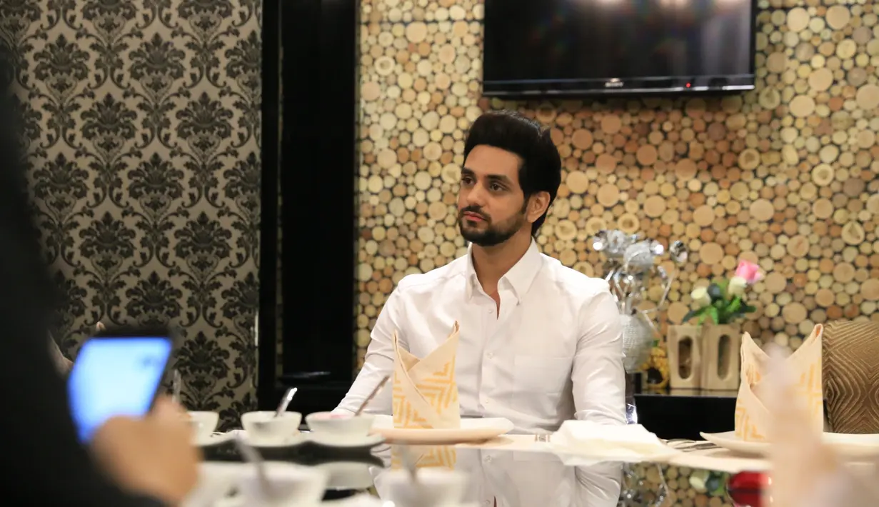 Interaksi antara bintang Bollywood dan yang lainnya pun terlihat bergitu akrab. Terlebih ketika mereka menegur sapa dan menanyakan kabar ibu Harsiwi Achmad saat itu.  (Adrian Putra/Bintang.com)