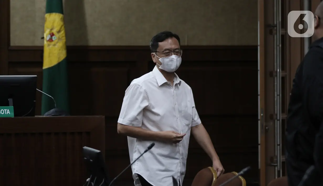 Terdakwa kasus dugaan korupsi di PT ASABRI Benny Tjokrosaputro meninggalkan ruangan usai menjalani sidang dengan agenda pembacaan putusan di Pengadilan Tindak Pidana Korupsi (Tipikor), Jakarta, Kamis (12/1/2023). Majelis hakim menyatakan terbukti bersalah kepada Benny Tjokrosaputro melakukan korupsi terkait pengelolaan keuangan dan dana investasi di PT Asabri tahun 2012-2019 yang merugikan keuangan negara hingga Rp22,7 triliun. (Liputan6.com/Johan Tallo)