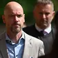 Manajer&nbsp;baru Manchester United Erik ten Hag menyaksikan pertandingan terakhir Liga Inggris MU melawan Crystal Palace di&nbsp;Stadion Selhurst Park, London, Minggu (22/5/2022). (JUSTIN TALLIS / AFP)