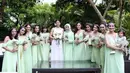 Para bridesmaids Putri Marino tampil cerah mengenakan gaun polos warna hijau muda sepanjang mata kaki (Instagram/atiqahhasilohan).