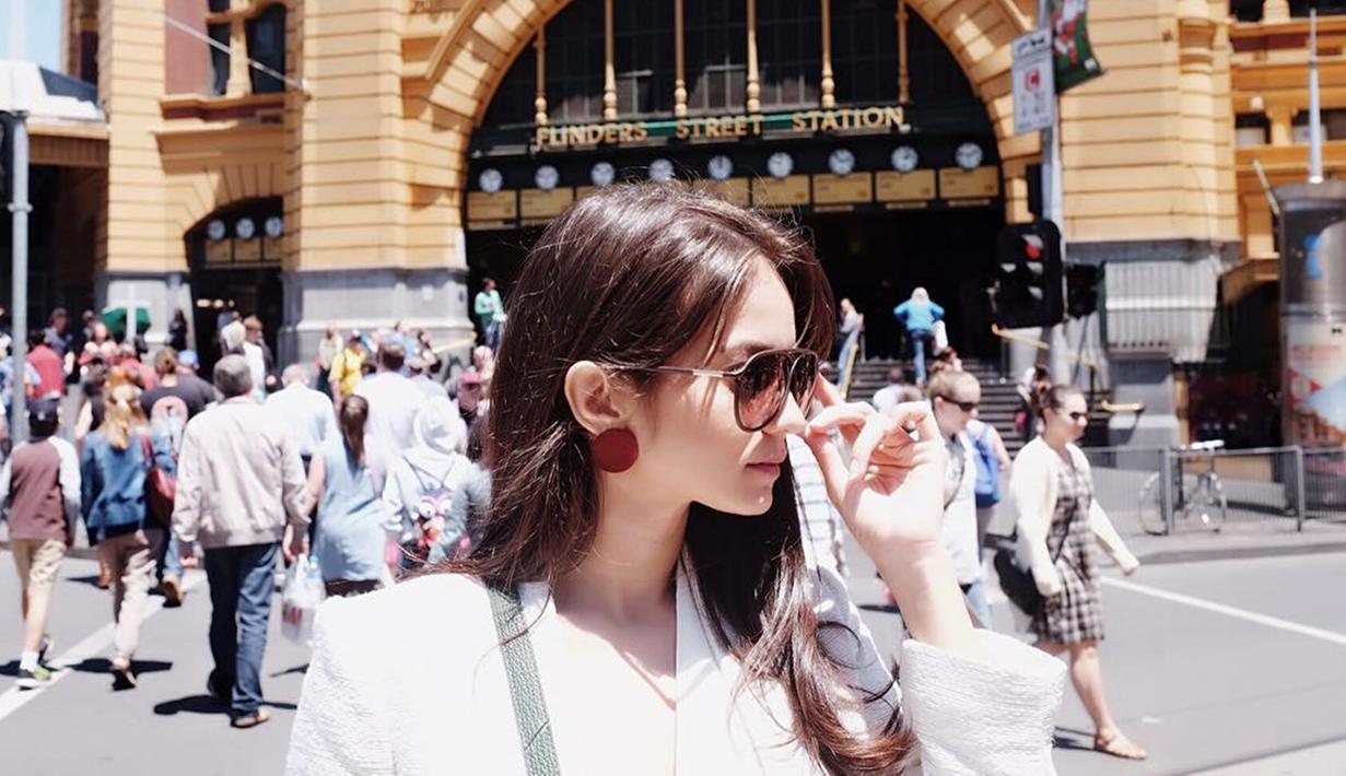 Foto Gaya Enzy Storia Saat Pakai Kacamata Makin Cantik Dan Stylish Hot Liputan6 Com