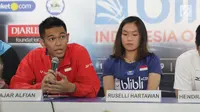 Pebulutangkis ganda putra Indonesia, Fajar Alfian (kiri) memberi keterangan terkait kesiapan menghadapi lawan di turnamen Indonesia Open 2019, Istora Senayan Jakarta, Senin (15/7/2019). Indonesia Open 2019 akan dihelat pada 16-21 Juli 2019. (Liputan6.com/Helmi Fithriansyah)