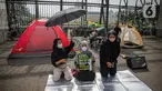Sejumlah aktivis dari gabungan elemen masyarakat berunjuk rasa di depan Kompleks Parlemen, Senayan, Jakarta, Selasa(6/12/2022). Mereka menolak pengesahan Rancangan Kitab Undang-Undang Hukum Pidana (RKUHP). (Liputan6.com/Faizal Fanani)
