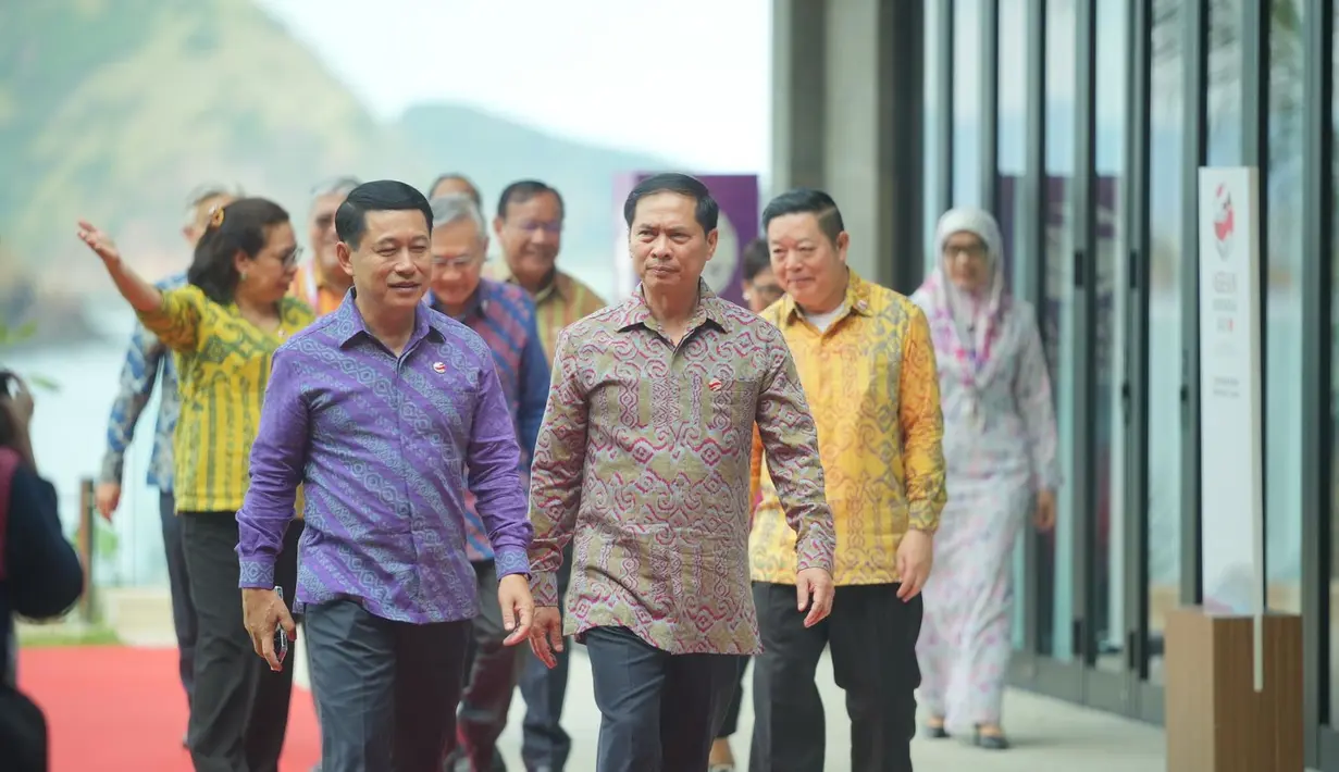 Alleira mengangkat tema From Indonesia to the World mengungkap kemegahan, kilauan serta karisma nya motif-motif berciri khas batik dengan motif tenun Indonesia bagian timur, yang merupakan salah satu warisan budaya leluhur yang wajib dikenal, dilestarikan dan terus dikembangkan. Credit:  Alleira Batik