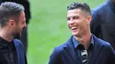 Striker Juventus, Cristiano Ronaldo tertawa saat berkeliling lapangan di Johan Cruyff ArenA di Amsterdam, Belanda (9/4). Juventus akan bertanding melawan Ajax pada leg pertama babak perempatfinal Liga Champions. (AFP Photo/Emmanuel Dunand)