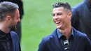 Striker Juventus, Cristiano Ronaldo tertawa saat berkeliling lapangan di Johan Cruyff ArenA di Amsterdam, Belanda (9/4). Juventus akan bertanding melawan Ajax pada leg pertama babak perempatfinal Liga Champions. (AFP Photo/Emmanuel Dunand)