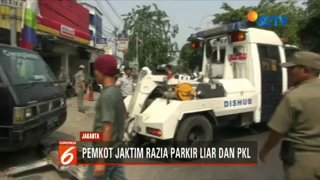 Petugas gabungan gelar razia kendaraan yang parkir liar dan pedagang kaki lima di trotoar di kawasan Jakarta Timur.
