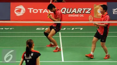 Ganda campuran Indonesia, Tontowi/Liliyana bersorak usai menumbangkan Ko Sung Hyun/Kim Ha Na di Total BWF World Championships 2015 di Istora Senayan, Jakarta, Jumat (14/8/2015). Tontowi/Liliyana unggul 21-8. 21-15. (Liputan6.com/Helmi Fithriansyah)