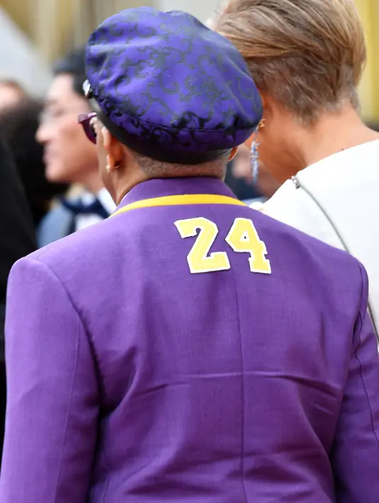 Sutradara Spike Lee menghadiri ajang Academy Awards ke-92 atau Oscar 2020 di Dolby Theatre, Los Angeles, Minggu (9/2/2020). Angka 24 yang menjadi nomor punggung Kobe Bryant sebelum pensiun juga terdapat pada kerah dan bagian belakang tuksedo yang dikenakan Spike Lee. (Amy Sussman/Getty Images/AFP)