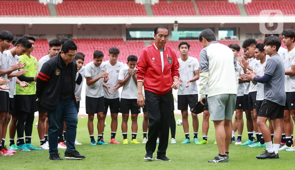 Presiden hadir di SUGBK sekitar 15.30 WIB. Ia didampingi Kapolri Jenderal Listyo Sigit Prabowo, Menteri BUMN sekaligus ketua umum PSSI Erick Thohir, dan Wakil Ketua Umum PSSI Zainudin Amali. (Bola.com/M Iqbal Ichsan)