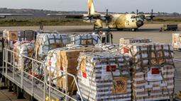 Dari Pangkalan Udara Kenitra, pihak Kerajaan Maroko mengirimkan 37 ton bantuan ke Gaza dari total 180 ton yang direncanakan, sebagai bagian dari pengangkutan udara kemanusiaan yang diluncurkan. (Abdel Majid BZIOUAT/AFP)