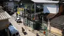 Areal pemukiman yang menjadi pusat program Volleyball Development Training yang digagas oleh Federasi Bola Voli Internasional di Formiga favela, Rio de Janeiro, (2/8/2016).  (AFP/Leon Neal)