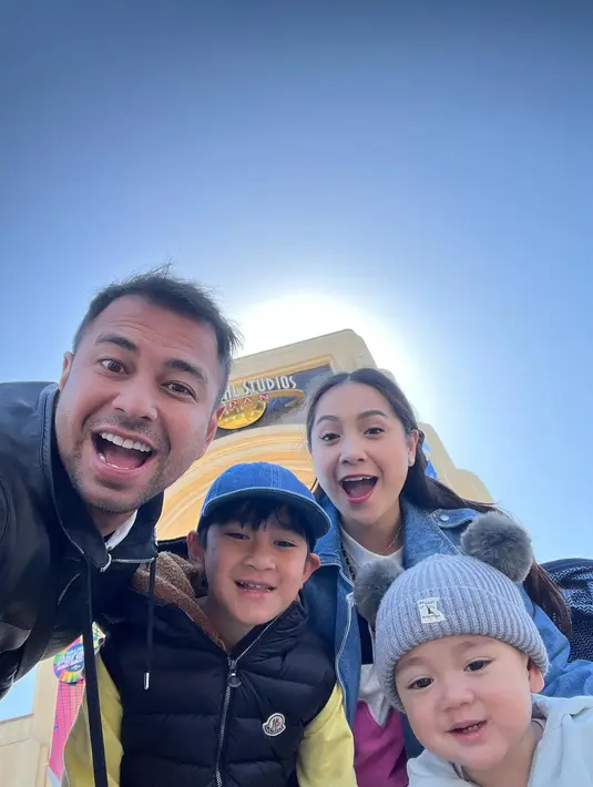 "Kasih tiket nonton Liverpool. Papa harus bawain A'a tiket nonton Liverpool," jawab Rafathar singkat. [Instagram/raffinagita1717]
