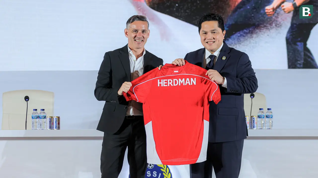 Foto: Ajak Keluarga, John Herdman Resmi Diperkenalkan Sebagai Pelatih Baru Timnas Indonesia