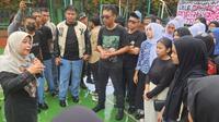 Kepala SMKN 1 Depok, Lusi Triana memberikan penjelasan penginputan data siswa SMKN 1 Depok mengikuti SNBP. (Foto: Liputan6.com/Dicky Agung Prihanto)