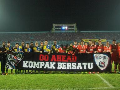 Pemain Arema Cronus dan Persija Jakarta berpose di depan slogan 'Go Ahead, Kompak Bersatu'. (Liga Indonesia)