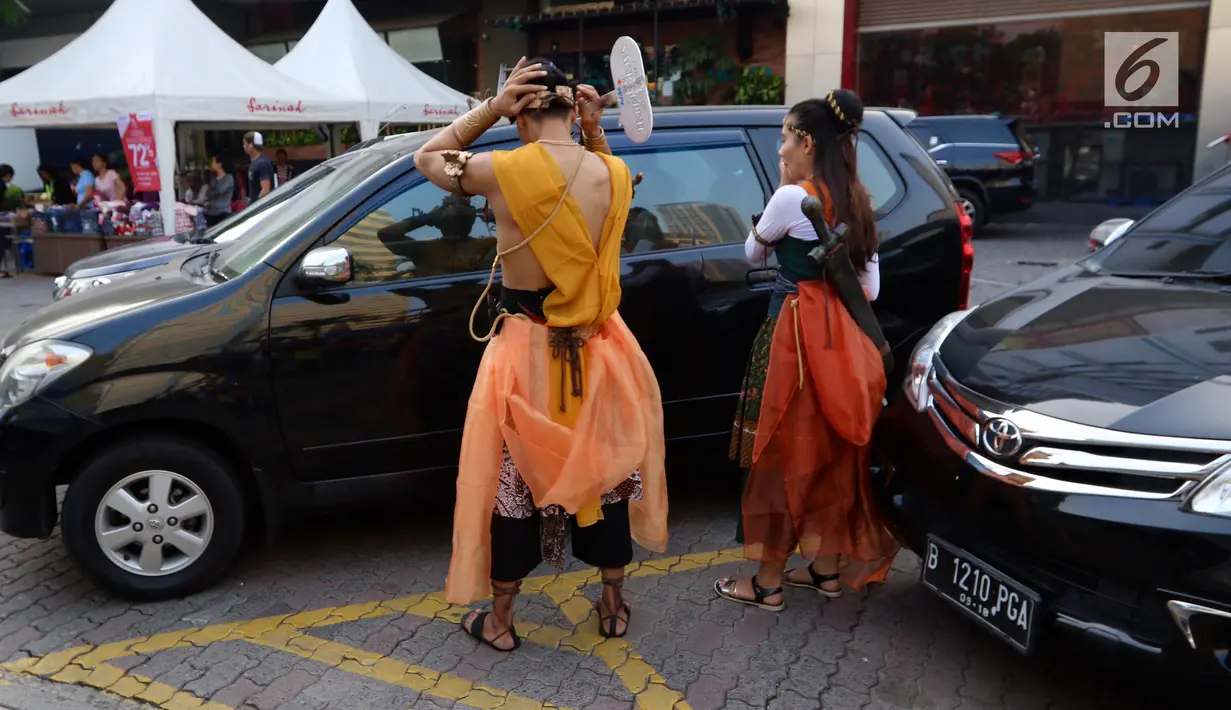 Karakter Brama Kumbara dan Mantili bersiap sebelum mempromosikan sinetron laga Saur Sepuh The Series di area Car Free Day, Jakarta, Minggu (6/8). (Liputan6.com/Fery Pradolo)