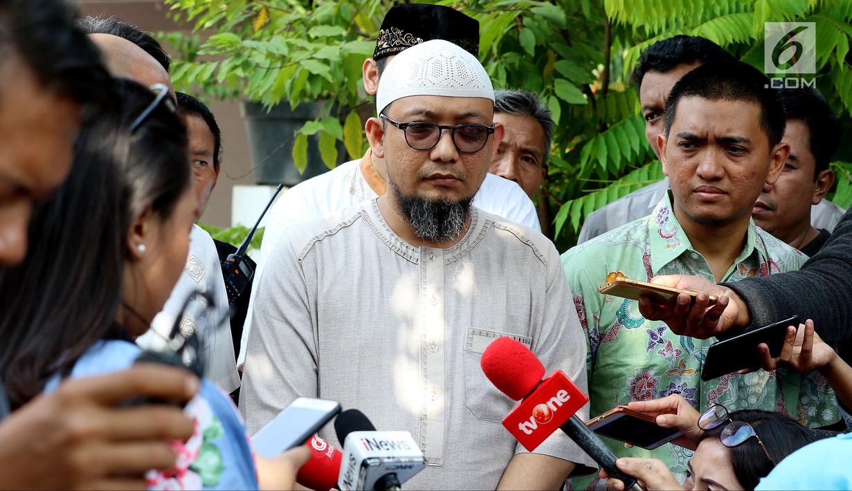 Penyidik KPK Novel Baswedan bersama Wadah Pegawai (WP) KPK memberi keterangan pers di sela silaturahmi di kediamannya di Kelapa Gading, Jakarta, Minggu (17/6). WP KPK melakukan kunjungan dalam rangka Idul Fitri. (Liputan6.com/JohanTallo)