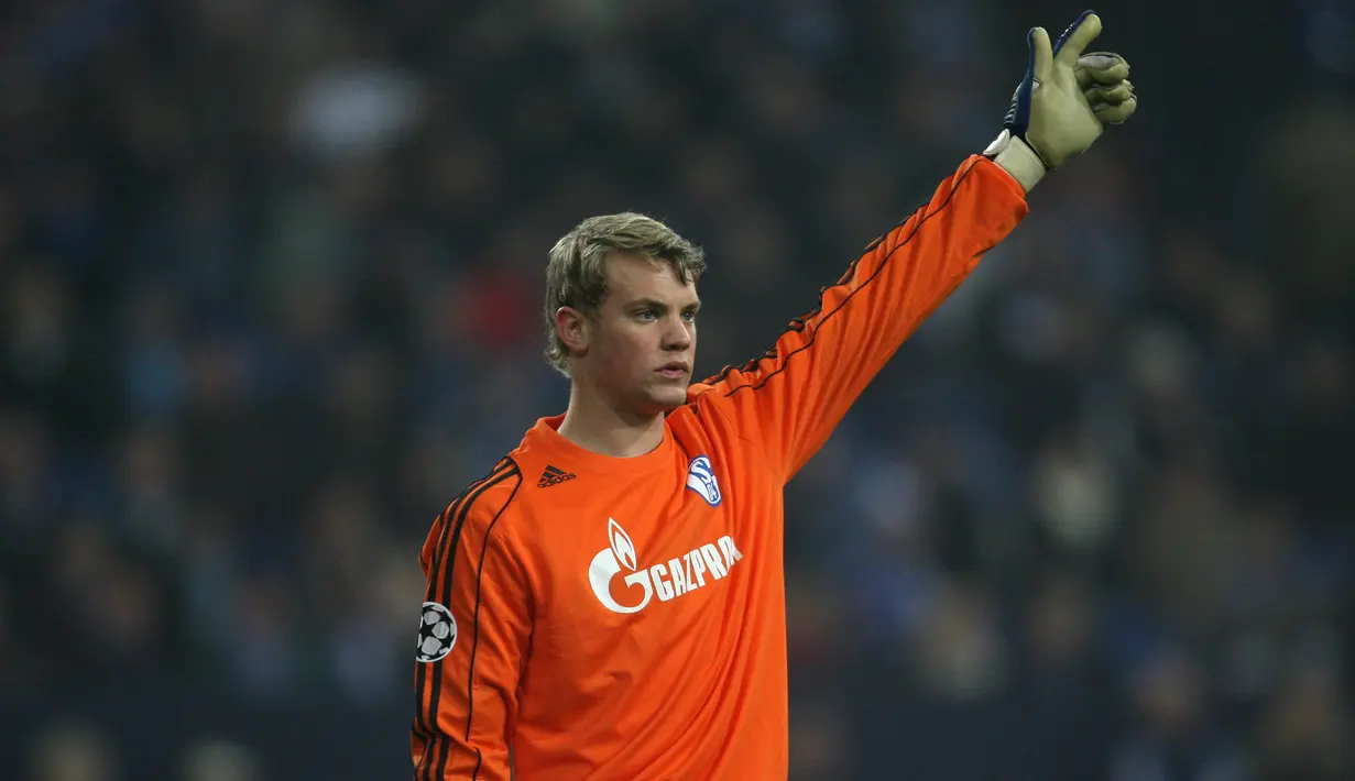 5. Manuel Neuer (Bayer Munchen) - Salah satu kiper terbaik dunia ini awalnya memulai karier bersama tim junior Schalke 04. Dirinya kini mencatatkan prestasi fantastis mulai dari gelar Bundesliga, Liga Champions hingga Piala Dunia. (AFP/John Macdougall)