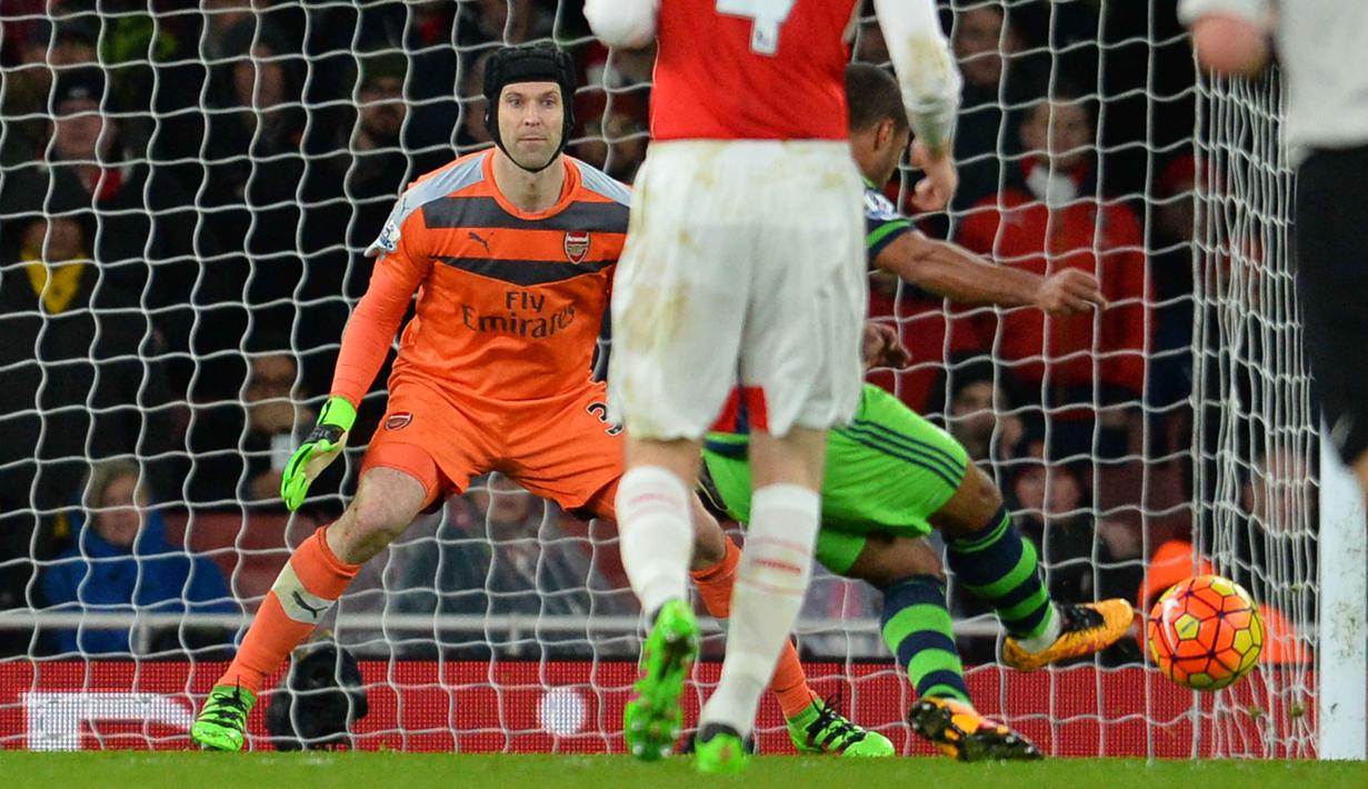 Pemain Swansea City, Wayne Routledge (kanan) saat menyamakan kedudukan mejadi 1-1 yang akhirnya menang 2-1 atas Arsenal pada lanjutan Liga Inggris pekan ke-28 di Stadion Emirates, London, Kamis (3/3/2016) dini hari WIB. (AFP / Glyn Kirk)