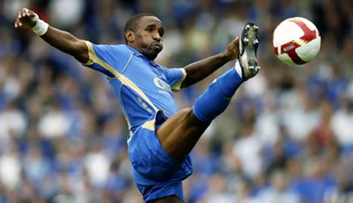Portsmouth's English striker Jermain Defoe kicks the ball during their Premier League match against Middlesbrough at Fratton Park, Portsmouth, on September 13, 2008. AFP PHOTO/Glyn Kirk