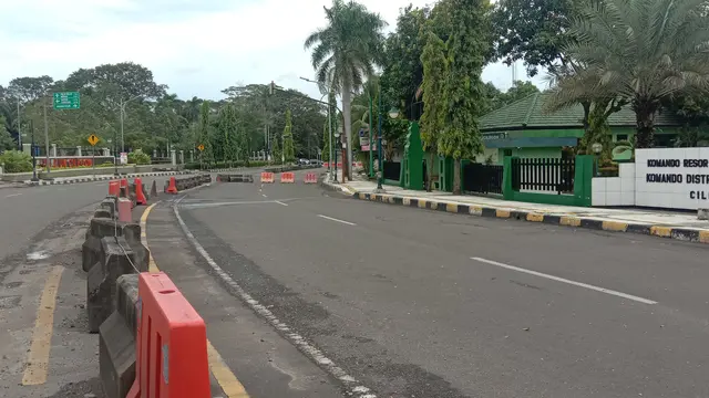 Akses Jalan Utama Depan Puspemkot Cilegon Di Tutup Total Paska Serangan Teror. (Jumat, 02/04/2021).
