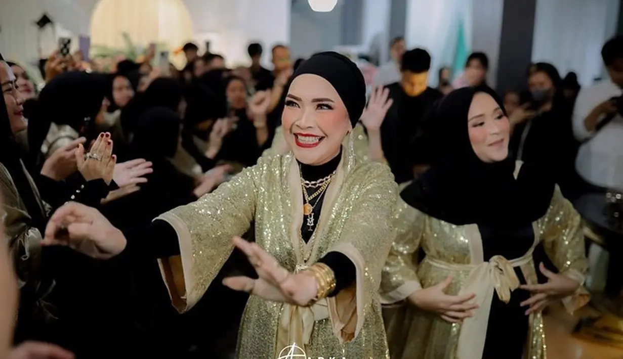 Pesta ulang tahun ini dilangsungkan bertepatan dengan acara 7 bulanan anak keduanya, Syifa. (Foto: Instagram/ mom_ayting92_)