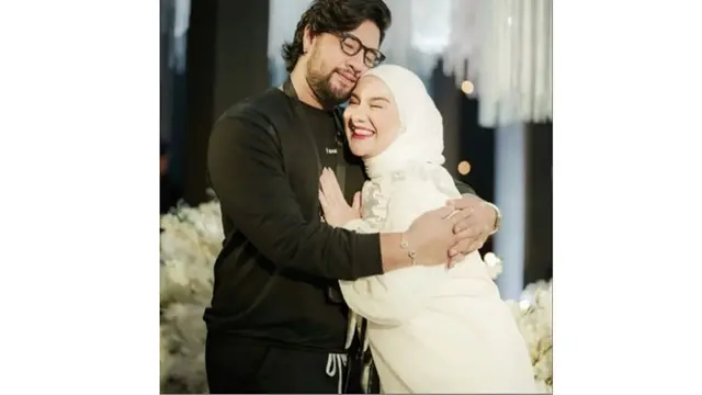 Potret Keluarga Ammar Zoni dan Aditya Zoni Momong Anak Bareng, Kompak Abis