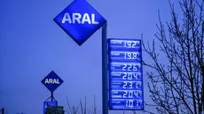 Sebagai informasi, sekitar 20 persen (seperlima) dari total pasokan minyak mentah dan gas alam cair (LNG) dunia melewati selat ini setiap harinya. Tampak foto yang menunjukkan tampilan harga BBM di Stasiun Pengisian Bahan Bakar Umum (SPBU) Aral di Bochum, Jerman, pada Rabu 4 Maret 2026. (Ina FASSBENDER/AFP)