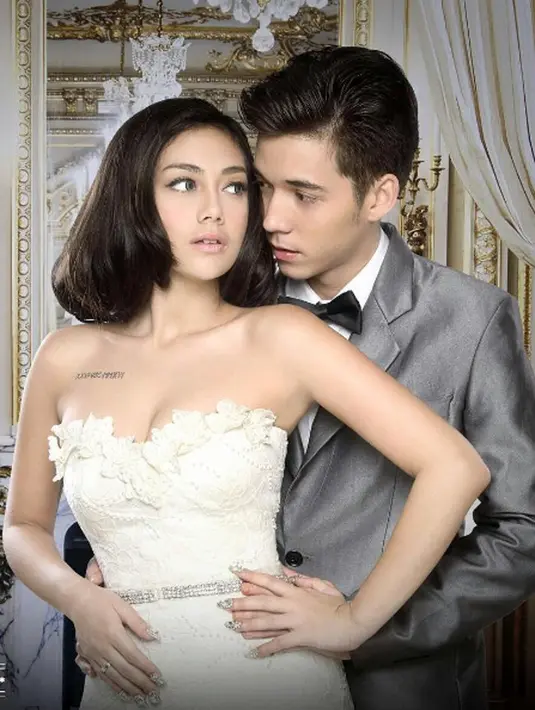 Mendekati hari bahagianya, janda dua anak itu mengunggah foto-foto mesranya melalui Instagram. Tidak hanya keduanya tampil mesra, tapi juga bersama dengan anak Celine. Foto itu diabadikan oleh photography dari malibu62studio. (Instagram/malibu62studio)