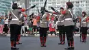 Anggota polisi wanita (polwan) dari Divisi Taktikal memperagakan kebolehan berakrobat senjata di area car free day, Bundaran Hotel Indonesia (HI), Jakarta, Minggu (28/4/2019). Kelihaian dipertontonkan dalam memeriahkan Hari Kartini yang jatuh pada 21 April 2019 lalu. (merdeka.com/Iqbal S. Nugroho)