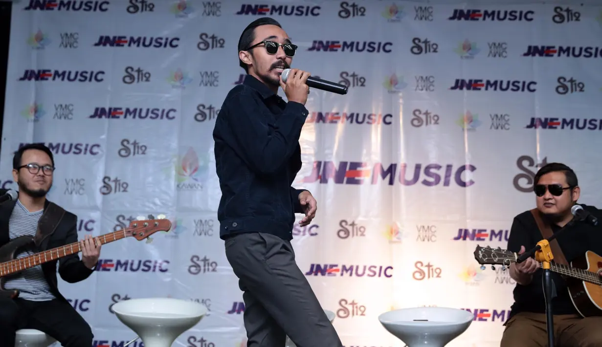 "Kayak lagu di Friendzone ini, itu kan ada unsur musik edmnya sedikit. Lagu EDMnya diawal-awal kita masukin," jelasnya. (Deki Prayoga/Bintang.com)