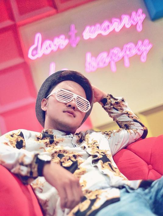 Enggak melulu topi baseball, Runner Up di D'Academy 2 ini terkadang menggunaan topi fedora. Bergaya vintage, penampilan prsenter sekaligus penyanyi ini terlihat serasi dengan kacamata unik. (Liputan6.com/IG/@da2_danang)