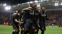 Para pemain Liverpool merayakan gol ke gawang Southampton pada laga Piala Liga Inggris di St. Mary's Stadium, Southampton, Kamis (3/12/2015) dini hari WIB. (AFP/Adrian Dennis)
