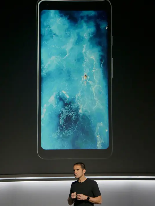 Mario Queiroz menjelaskan fasilitas terbaru pada Pixel 2 dalam acara Google di SFJAZZ Center, San Francisco, California, Rabu (4/10). Pixel 2 tampil dengan layar 5 inci beresolusi 1080 piksel  dan aspek rasio 16:9. (AP Photo/Jeff Chiu)