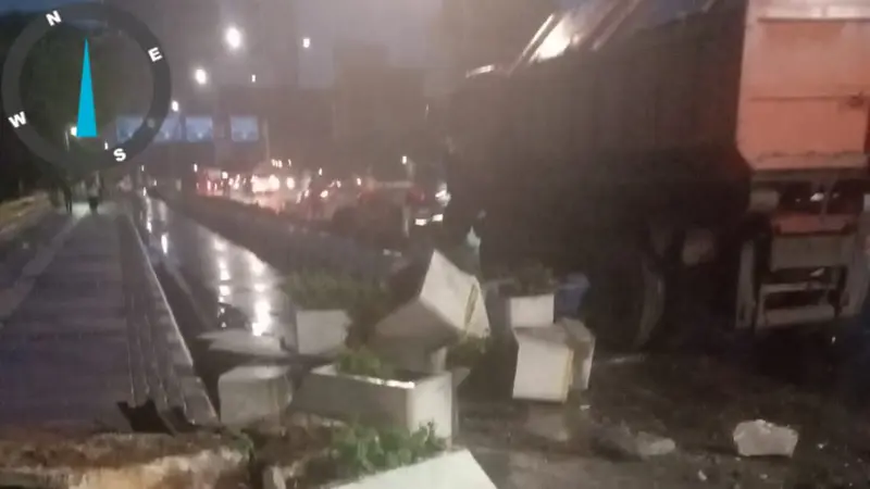 Truk Sampah DLH DKI Jakarta Tabrak Pembatas Jalur Sepeda di Jalan Sudirman
