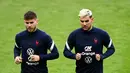 (Dari kiri) Bek Prancis Lucas Hernandez dan Theo Hernandez ambil bagian dalam sesi latihan menjelang laga persahabatan internasional, di stadion Pierre-Mauroy, dekat Lille, Senin (28/3/2022). Prancis akan beruji coba melawan Afrika Selatan pada Rabu, 30 Maret 2022 dini hari WIB. (FRANCK FIFE / AFP)