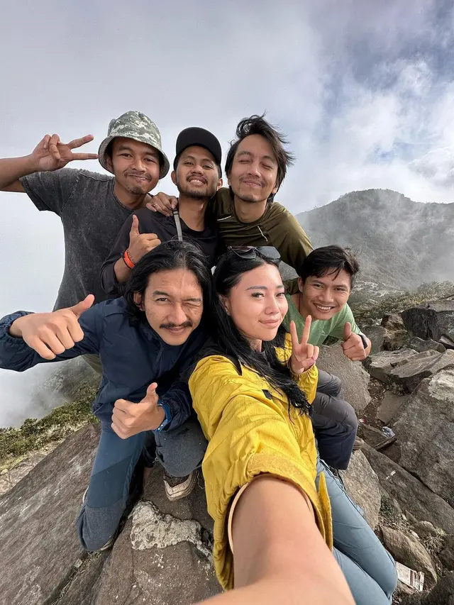 Punya Pengalaman Mistis, Ini 7 Potret Wendy Walters saat Naik Gunung Arjuno