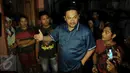 Pengacara Farhat Abbas saat berbicara dengan warga Kalijodo, Jakarta Utara, Selasa (16/2). Ia mengaku mendapatkan rekomendasi dari Partai Golkar untuk menjadi kandidat calon gubernur DKI Jakarta. (Liputan6.com/Gempur M Surya)
