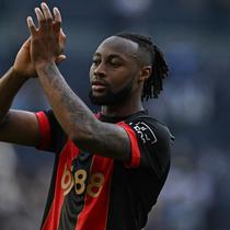 Penyerang Bournemouth asal Ghana #24, Antoine Semenyo, bertepuk tangan kepada para penggemar di lapangan setelah pertandingan Liga Primer Inggris antara Tottenham Hotspur dan Bournemouth di Stadion Tottenham Hotspur di London, pada 9 Maret 2025. Pertandingan berakhir dengan skor 2-2. (Ben STANSALL/AFP)