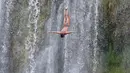 Gaya peserta saat melakukan lompatan dari atas air terjun dalam mengikuti lomba melompat air terjun internasional ke-4 di Kota Jajce, Bosnia (5/8). Lomba melompat dari atas air terjun internasional ini telah digelar 4 kali.  (AP Photo/Amel Emric)