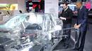 Presiden AS Barack Obama membuka pintu depan mobil transparan saat dipamerkan di North American International Auto Show di Detroit, Michigan (20/1). Obama terkagum melihat sebuah mobil transparan yang dipamerkan. (REUTERS/Jonathan Ernst)