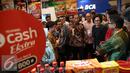 Presiden Joko Widodo melihat-lihat booth fintech usai meresmikan pembukaan Indonesia Fintech Festival & Conference di Tangerang, Selasa (30/8). Fintech merupakan industri jasa keuangan berbasis teknologi digital. (Liputan6.com/Faizal Fanani)
