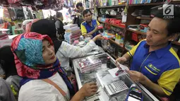 Pedagang melayani pembeli di Pasar Kebayoran Lama, Jakarta, Rabu  (5/7). Menjelang tahun ajaran baru permintaan perlengkapan sekolah meningkat. (Liputan6.com/Angga Yuniar)