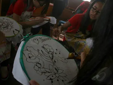 Puluhan siswa sekolah menengah pertama (SMP) belajar membatik di Museum Tekstil, Jakarta, (2/10/14). (Liputan6.com/Faizal Fanani)