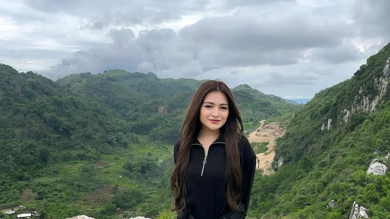 7 Potret Nathalie Holscher Naik Tebing Gunung Hawu, Enggak Takut Ketinggian