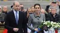 Pangeran William dan Kate Middleton mendatangi lokasi jatuhnya helikopter di luar Stadion King Power, Leicester, Rabu (28/11). William dan Kate memberikan penghormatan kepada korban tewas dalam kecelakaan helikopter pada 27 Oktober 2018. (AP/Rui Vieira)